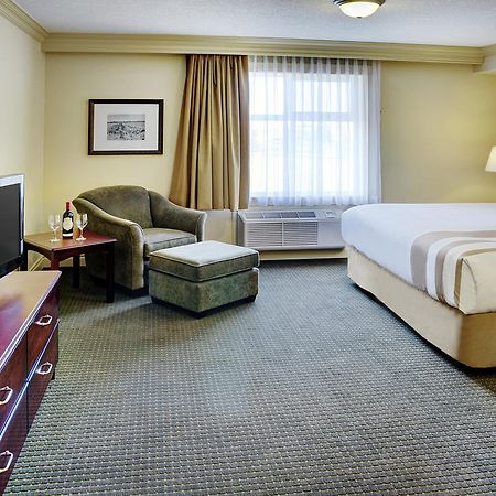 Chateau Nova Kingsway Едмонтон Екстер'єр фото