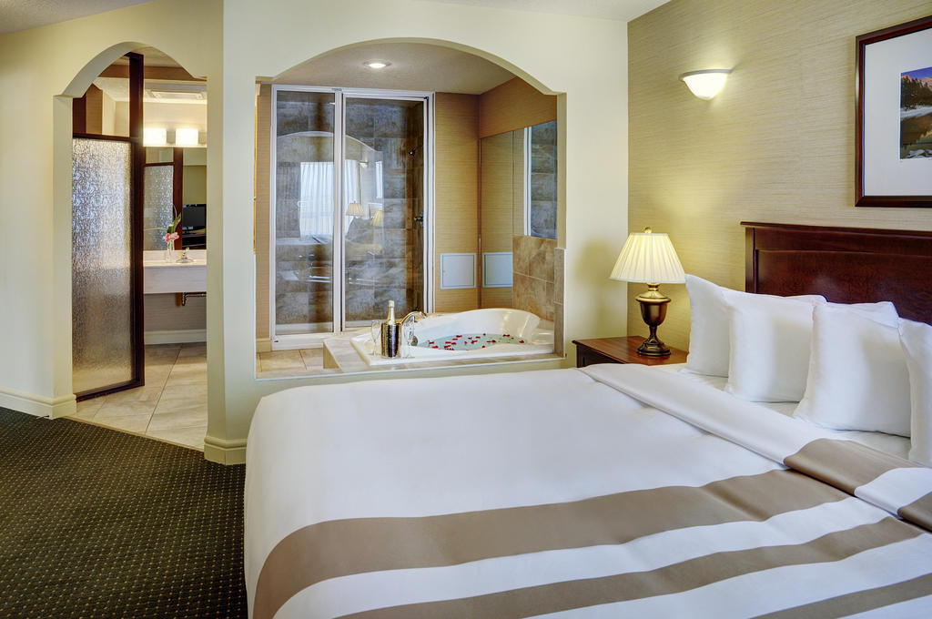 Chateau Nova Kingsway Едмонтон Екстер'єр фото